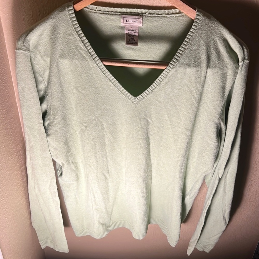 LL Bean Women’s V Neck Sweater Color Green Size Large